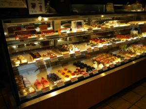 Visavis ヴィザヴィ でランチ 選べるケーキ 特撰バターケーキ カルピス社とコラボ